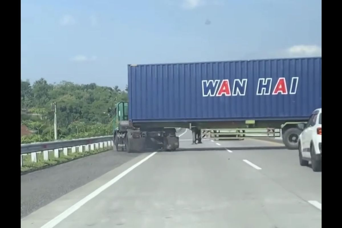 Truk Trailer Nekat Putar Balik di Tol Semarang-Solo, Pengelola Minta Maaf