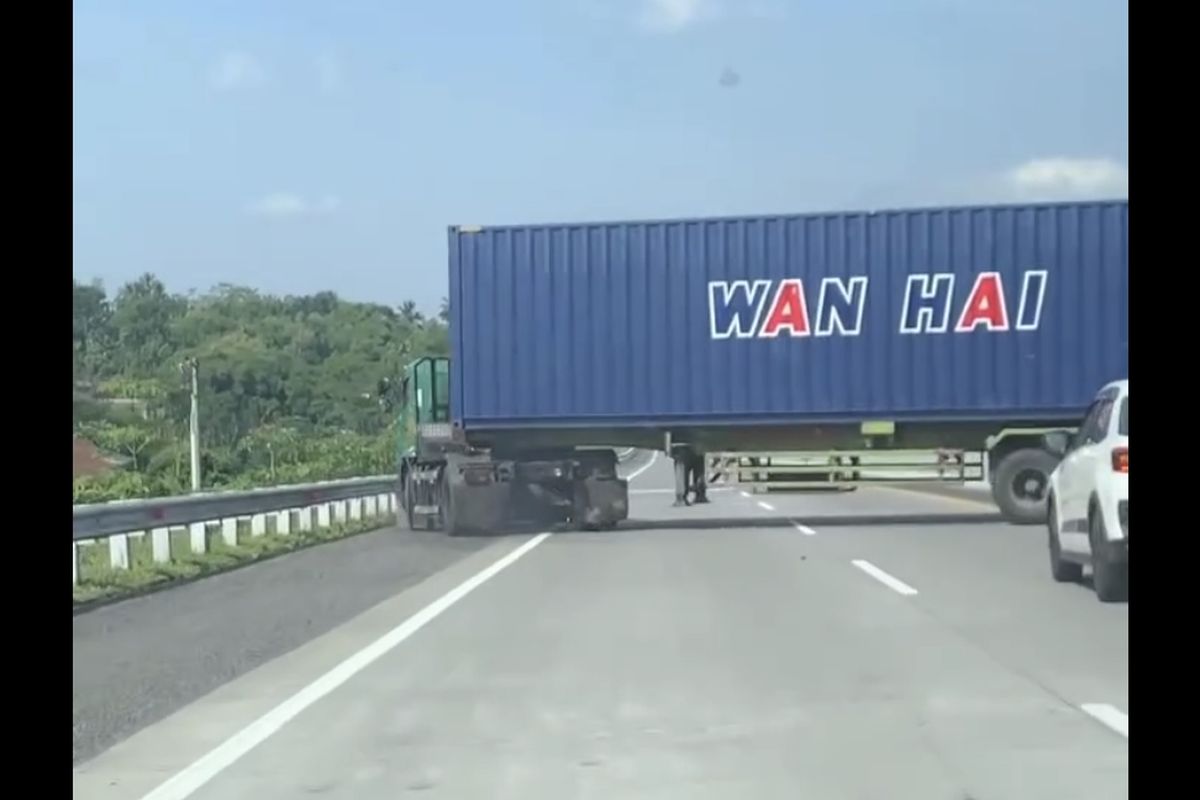 Truk Trailer Nekat Putar Balik di Tol Semarang-Solo, Pengelola Minta Maaf