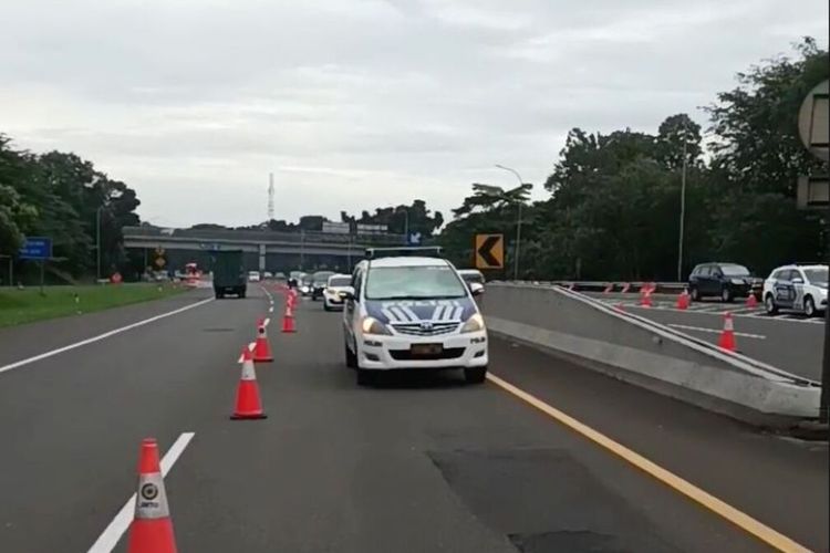 Mulai Padat, Contraflow Arah Jakarta Diberlakukan dari Km 70 Tol Jakarta-Cikampek