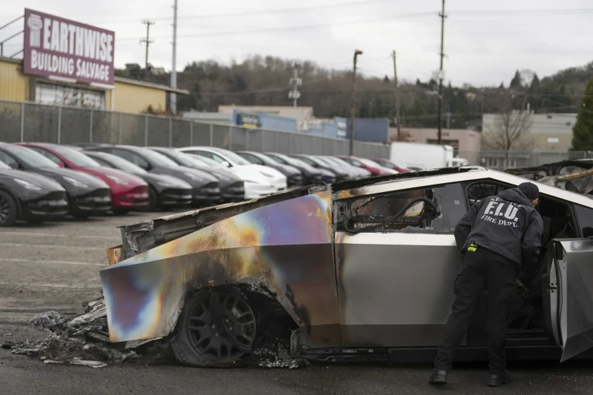 Tesla, Diler Tesla Jadi Incaran Demonstran Anti Trump, Cybertruck Dibakar