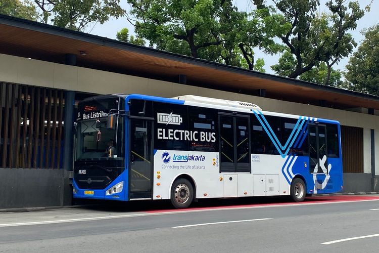 Kenaikan Tarif Bus Tranjakarta Masih Ditunda Tahun Ini