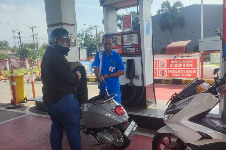 Alasan Keselamatan, Pemotor Mesti Turun Saat Isi Bensin