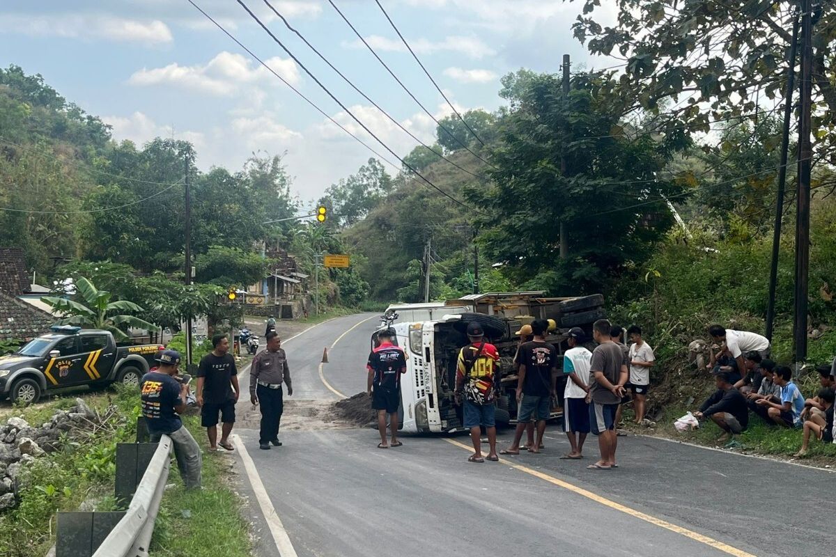 Truk ODOL Rawan Terguling, Pengendara Lain Wajib Jaga Jarak