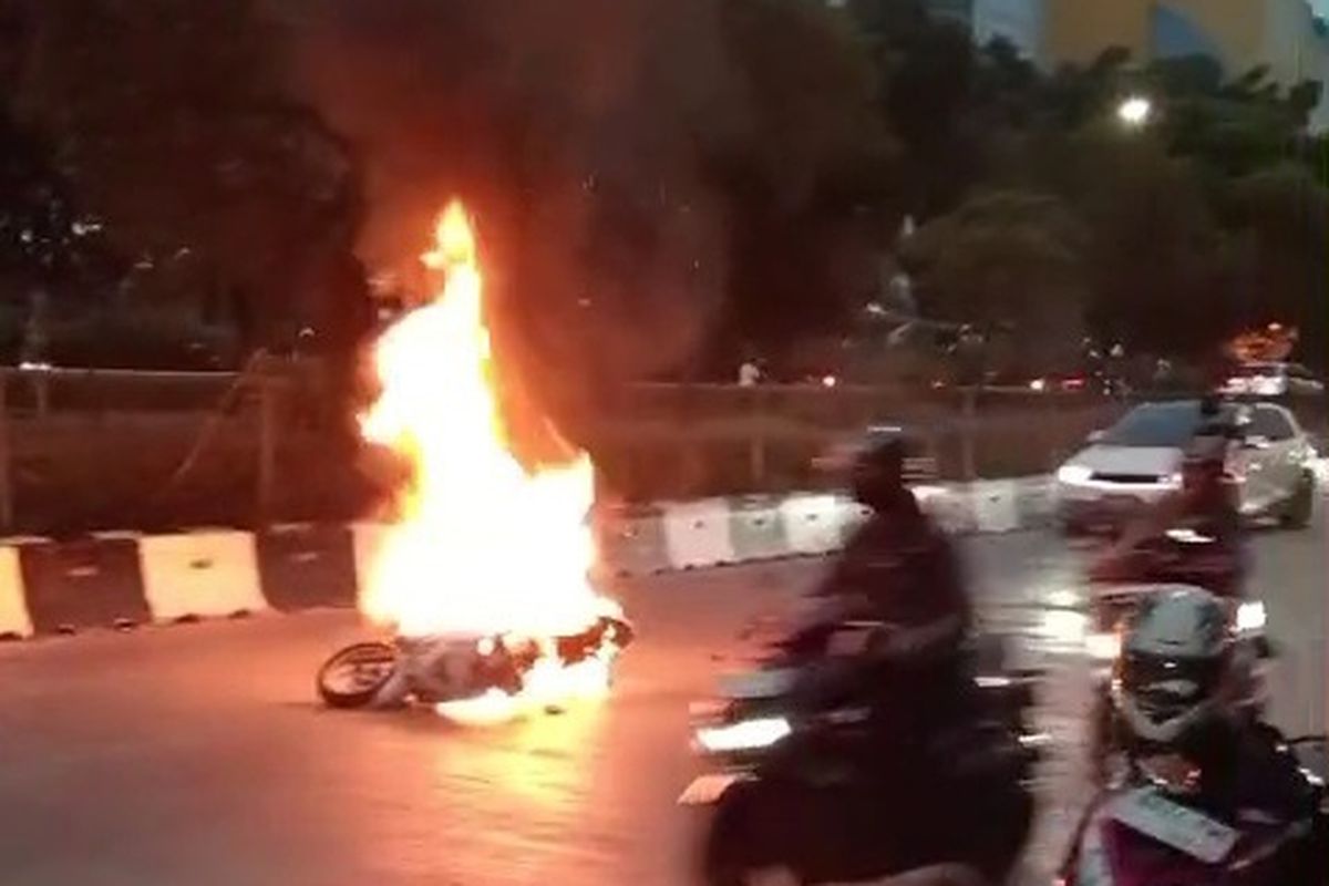 Cara Benar Atasi Motor yang Terbakar, Jangan Siram Air?
