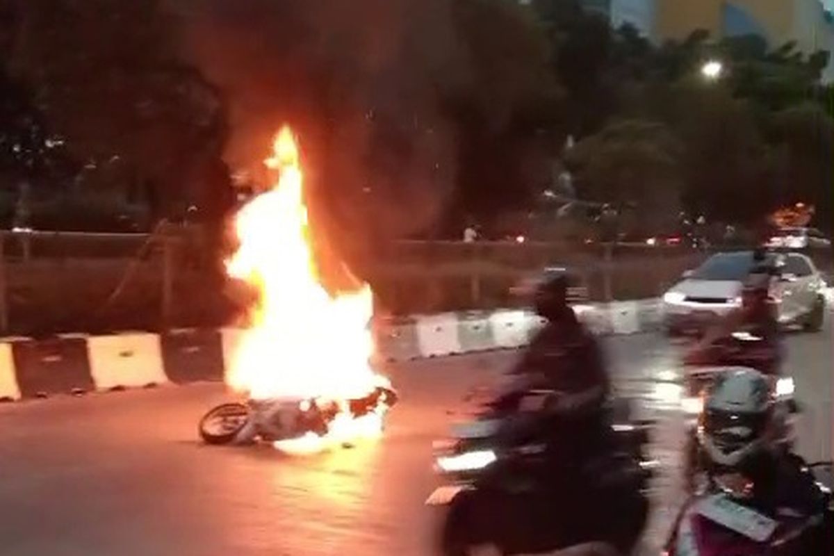 Bukan karena Baterai, Ini Penyebab Utama Motor Listrik Bisa Terbakar
