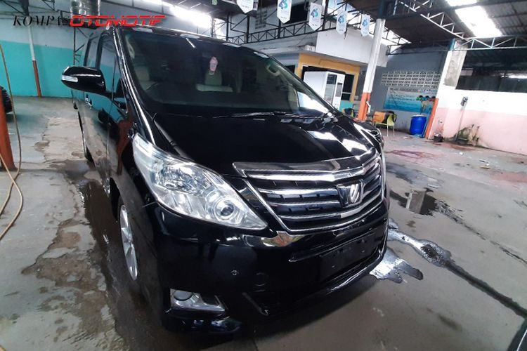 Pasar Mobil Listrik Turun, Alphard Tertekan oleh Denza D9
