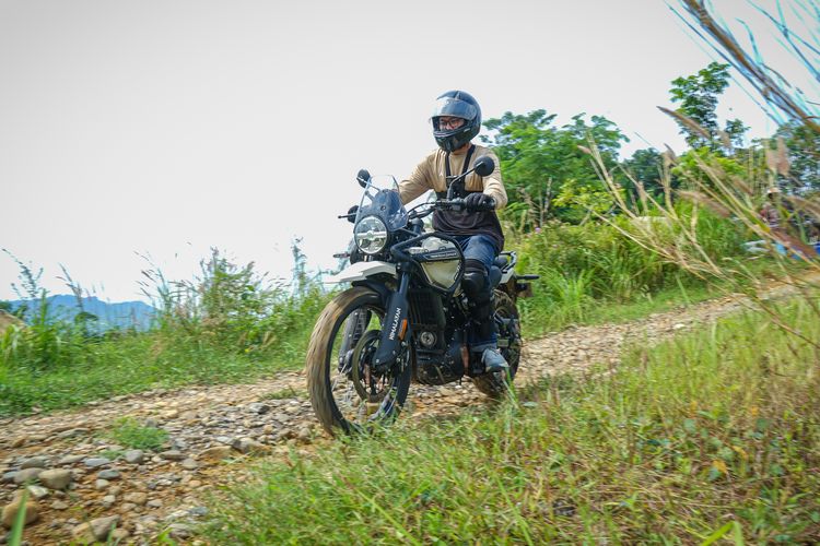 Perbandingan Triumph Scrambler 400 X dan Royal Enfield Himalayan 450