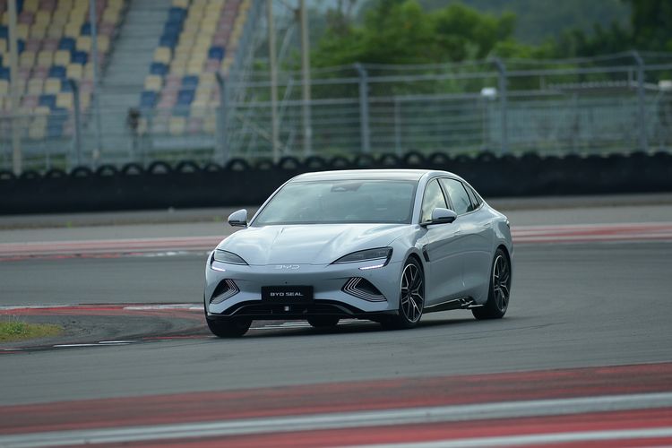 Duel Sedan Listrik: Mazda 6e Si Mewah Tantang BYD Seal Bertenaga
