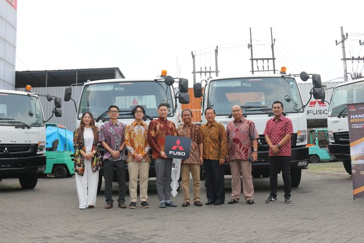 Mitsubishi Fuso Serahkan Fighter X TH 4x2 di Surabaya