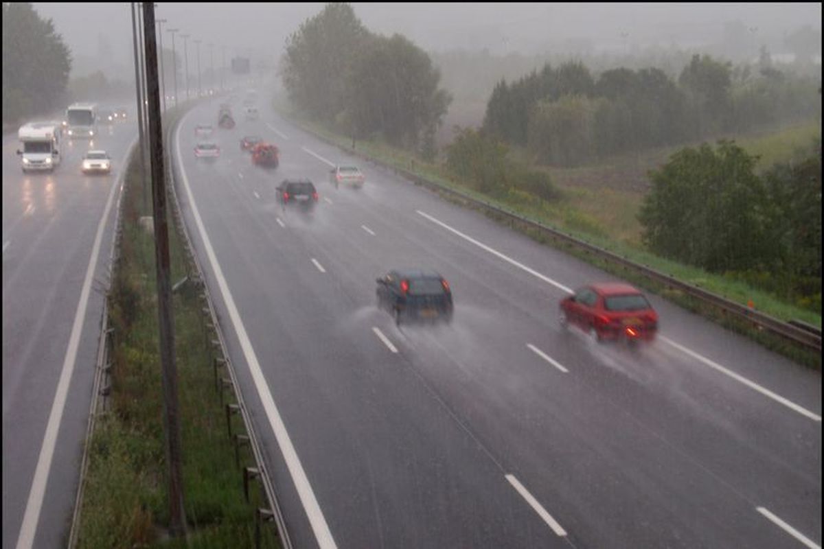 Tips dari Ahli agar Aman Mengemudi di Jalan Licin