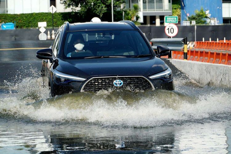Mobil Listrik Jangan Dipaksa Terobos Banjir