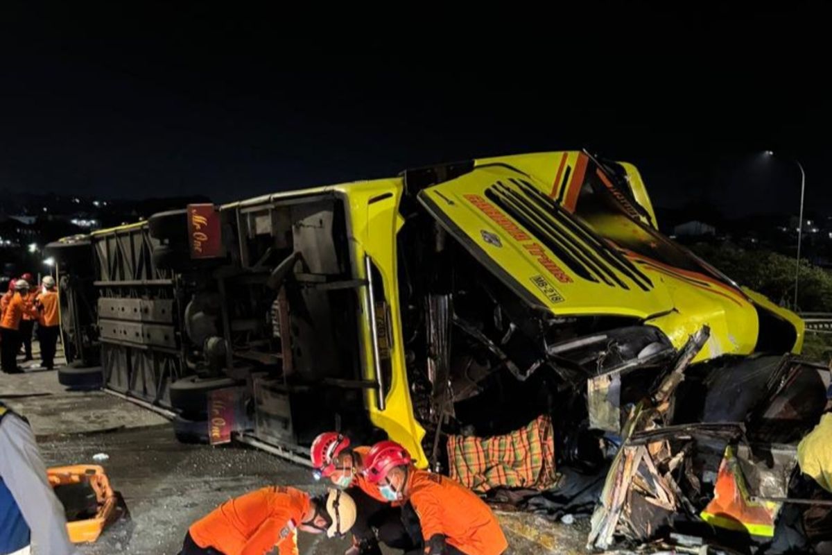 Bus PO Cahaya Trans Terbalik di Tol Semarang, 16 Meninggal