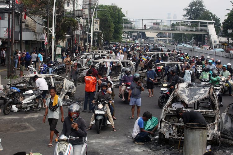 Dishub DKI Perbaiki Lampu Lalu Lintas Pasca-Aksi Unjuk Rasa
