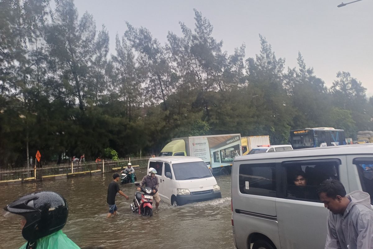 Jangan Abaikan Trotoar Terendam, Ini Sinyal Bahaya di Jalan Banjir