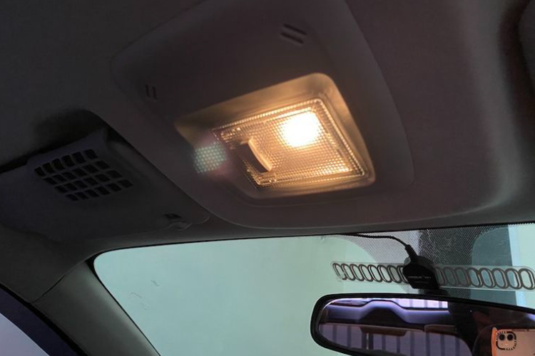 Alasan Wajib Matikan Lampu Kabin Saat Perjalanan Malam Hari