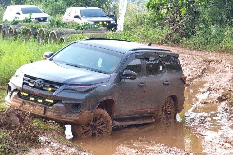 Adu Spesifikasi New Isuzu mu-X 4x4 vs Toyota Fortuner 4x4