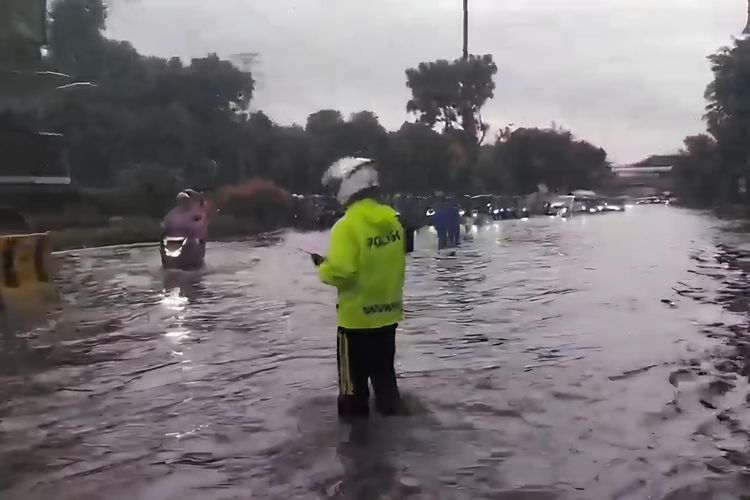 Ada Genangan di Jalan DI Panjaitan, Arus Lalu Lintas Cawang Macet