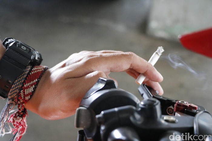 Korban Pengendara Merokok Hingga Nyaris Dilindas Truk Gugat UU LLAJ ke MK