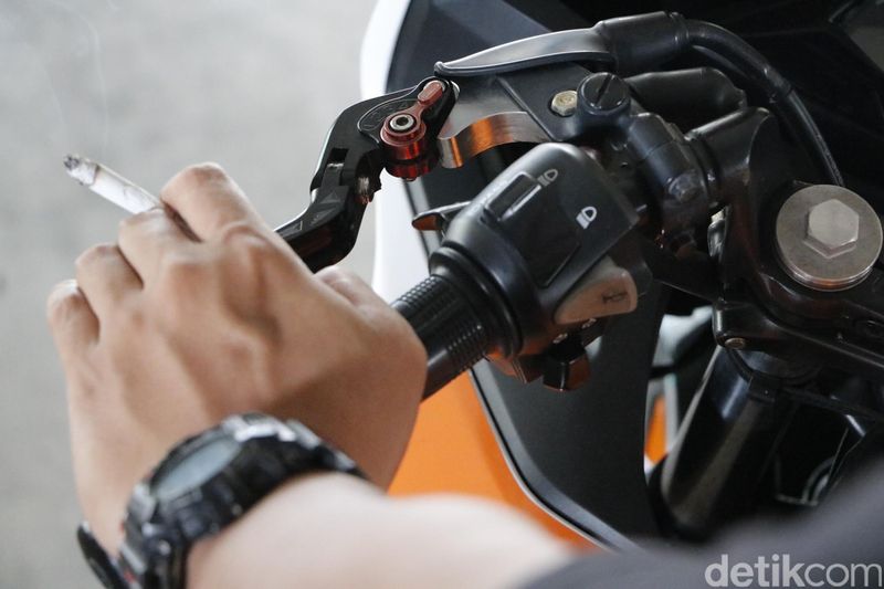 Setop Normalisasi Naik Motor Sambil Ngerokok!