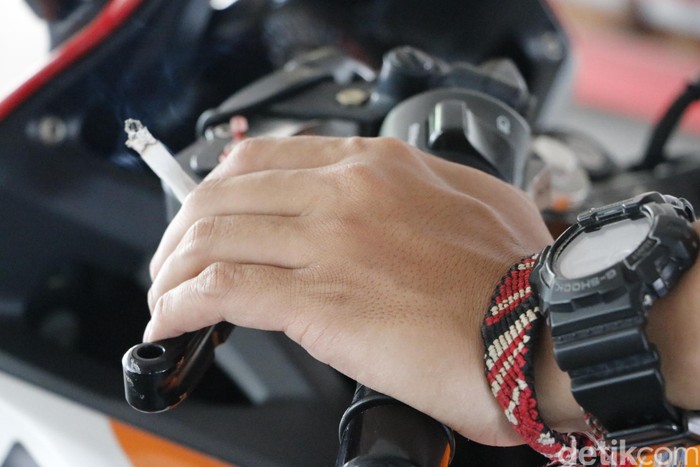 Digugat ke MK, Pengendara yang Merokok Diminta Dicabut SIM-nya