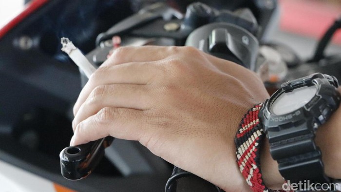Polisi Buru Pengendara yang Merokok