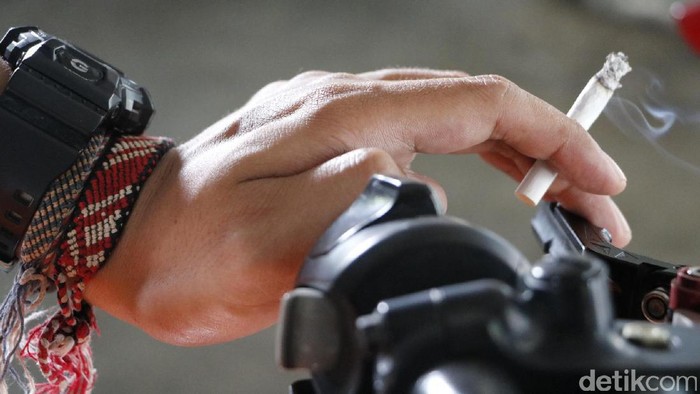 MK Tolak Gugatan Pengendara Merokok Dicabut SIM-Kerja Sosial