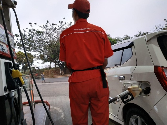Hitung-hitungan Mobil Pribadi Isi Pertalite 50 Liter per Hari, Cukup?