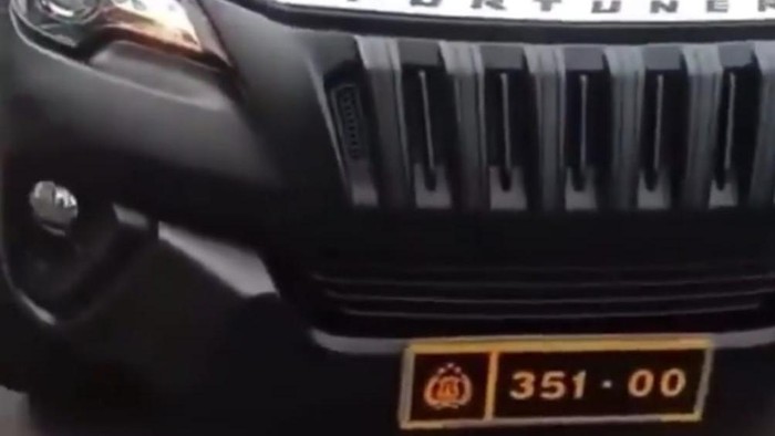 Kenapa Marak Fortuner Pakai Pelat Dinas Palsu?