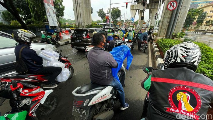 Motor Neduh di Bawah Jembatan Penyeberangan, Siap-siap Ditilang