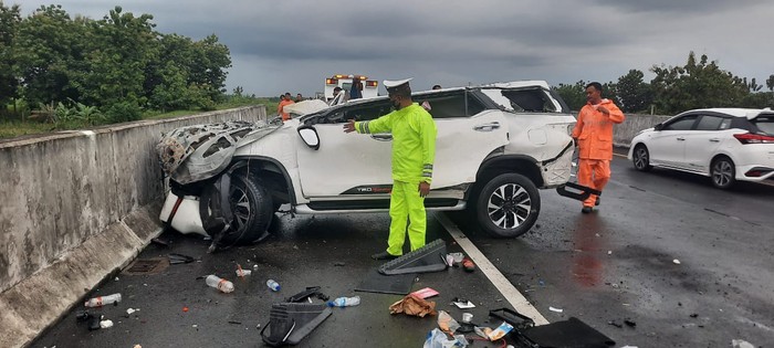 Pokoknya Jangan Ngebut Pakai Pajero-Fortuner di Tol kalau Mau Panjang Umur!