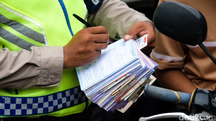 Polisi Pakai Kacamata Pintar buat Tilang Pengendara Nakal