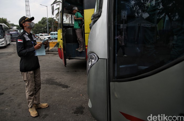 Bahaya! Jangan Naik Bus dengan Stiker Ini