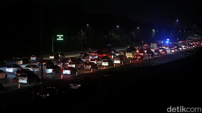 Nggak Semua Jalan Tol Ada Lampu Penerangan, Ternyata Ini Sebabnya