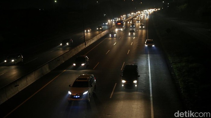 Truk Tanpa Lampu Belakang Tak Kelihatan, Kenapa di Tol Tak Ada Penerangan?