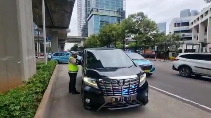 Strobo-Sirene buat Pengawalan Dibekukan, Bagaimana dengan Penjualnya?