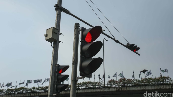 Tahun 2030 Semua Persimpangan Jakarta Pakai Lampu Merah Pintar