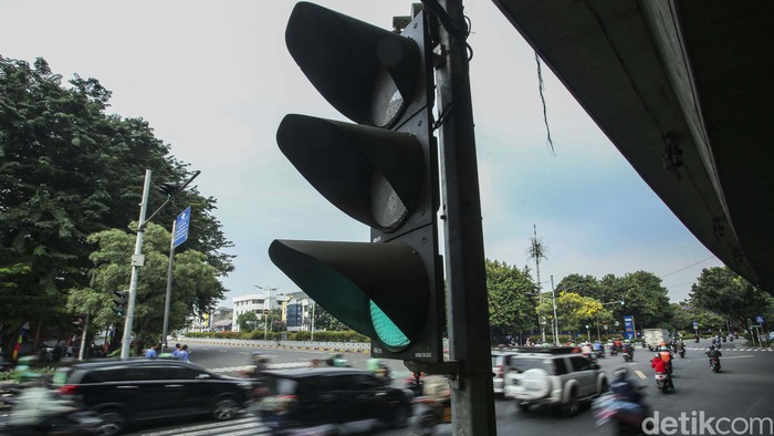 Jakarta Punya Lampu Merah Pintar: Ada Damkar-Ambulans, Lampu Hijau Lebih Lama