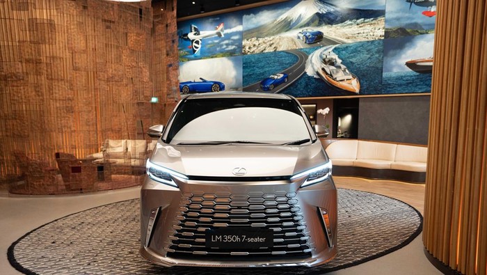 Toyota,  Toyota Alphard, Toyota Alphard, Adu Laris MPV Orang Kaya Indonesia: Denza D9 Vs Toyota Alphard Cs