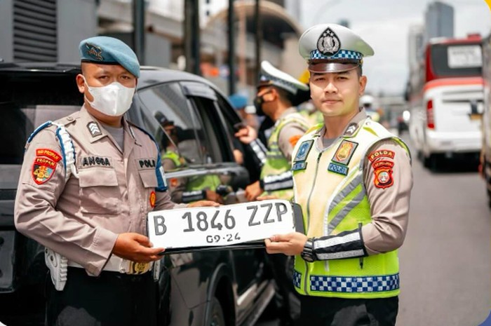 Tetap Tak Kebal Ganjil Genap, Ini Pejabat yang Bisa Pakai Pelat ZZ