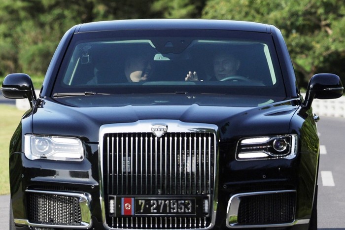 Putin Semobil Bareng Kim Jong Un di China, Naik Limosin Mewah Ini