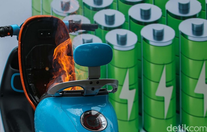 Ngeri! Motor Listrik Tiba-tiba Terbakar di Garasi, Merambat ke Mobil