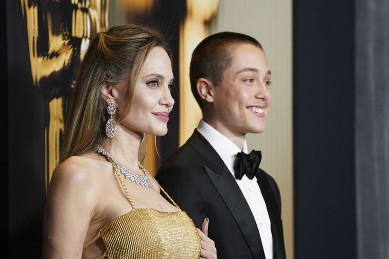 Angelina Jolie Bawa Knox ke Karpet Merah, Diduga untuk Bikin Kesal Brad Pitt
