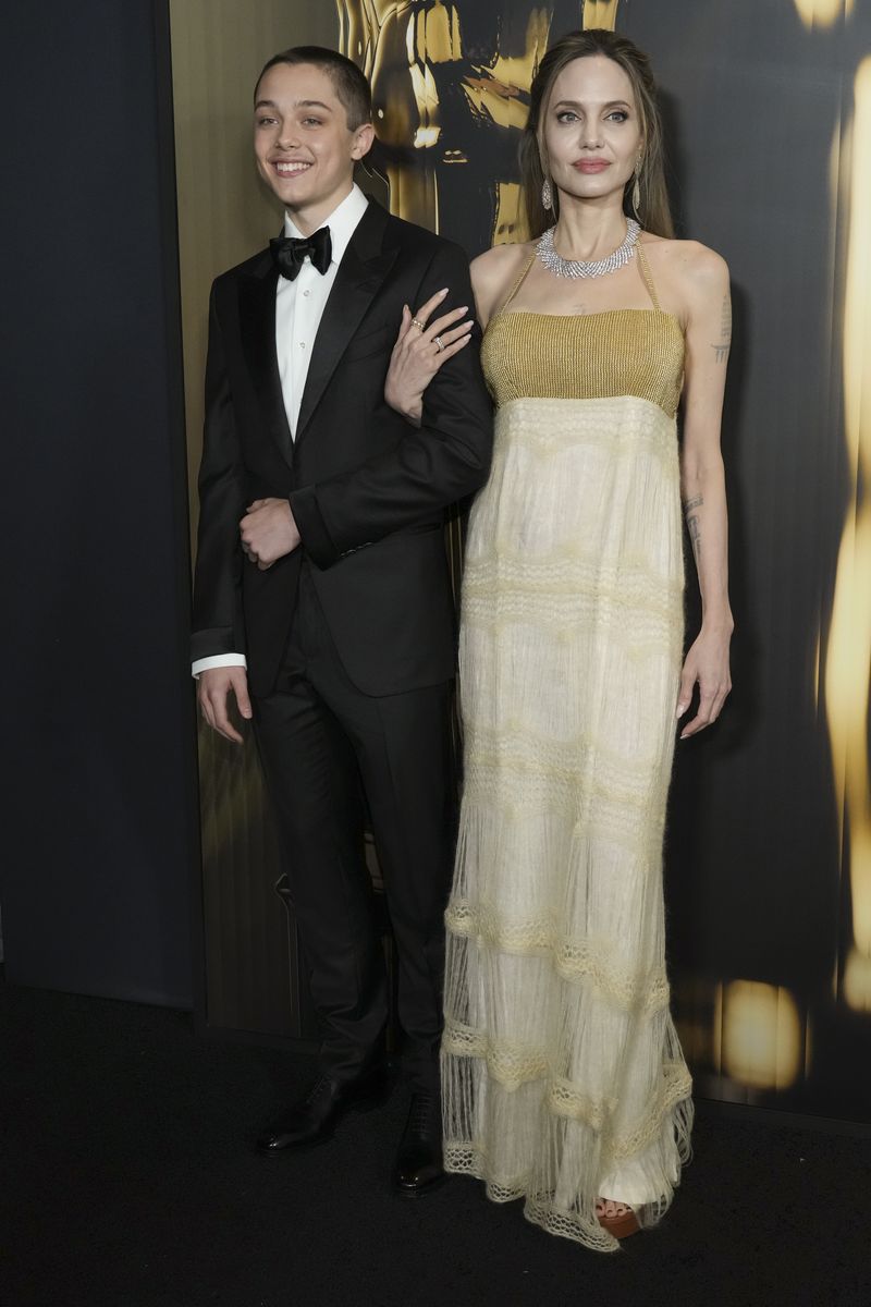 Angelina Jolie Bawa Knox ke Karpet Merah, Diduga untuk Bikin Kesal Brad Pitt