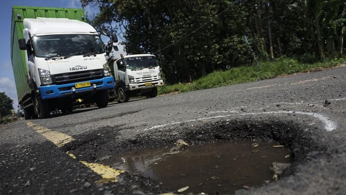 Jalur Pantura Banyak Jalan Berlubang, Tanggung Jawab Siapa?