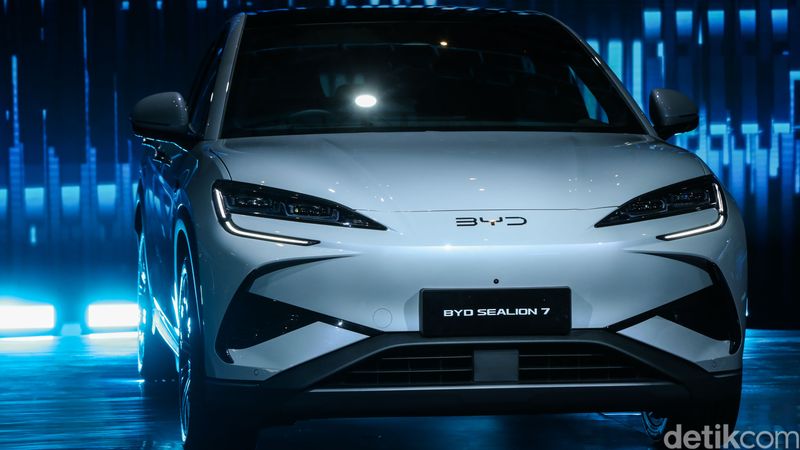 Toyota, Toyota bZ4X, BYD, Harga Beda Rp 80 Juta Pilih Toyota bZ4X Buatan Lokal atau BYD Sealion 7 Termahal?