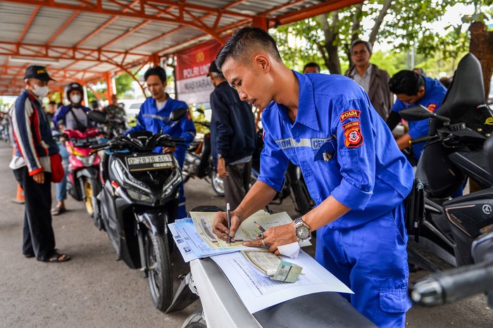 Dedi Mulyadi Tegaskan Pajak Kendaraan 2026 Tak Naik, Pajak Angkutan Umum Turun