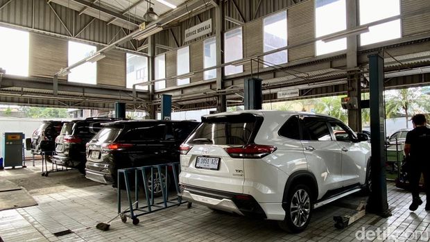 Rupiah Makin Loyo, Harga Komponen Mobil Belum Naik