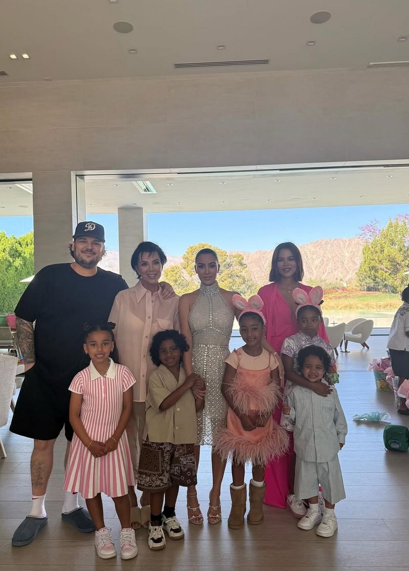 Glamor Maksimal, Kim Kardashian Rayakan Paskah dengan Gaun Rp 242 Juta