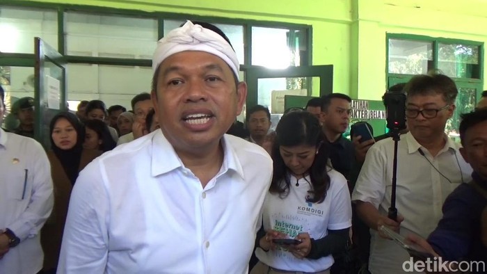 Tak Pakai Helm saat Dibonceng, Dedi Mulyadi Minta Motor Patwal Ditilang