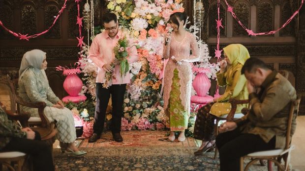 Unik, Pasangan Ini Jadikan Lalapan Sebagai Buket di Acara Lamaran